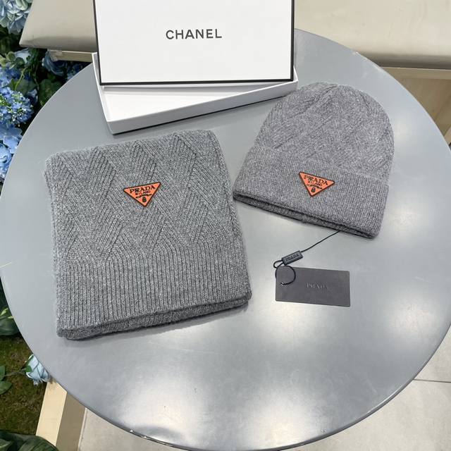 Prada classic matching hat! Hat and scarf! Cashmere and rabbit fur quality! Warm