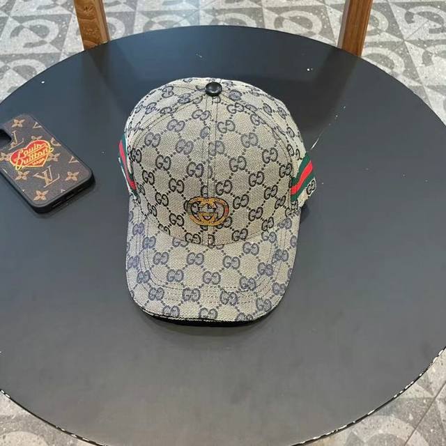 Gucci classic baseball cap, original single-piece design, featuring double G lea
