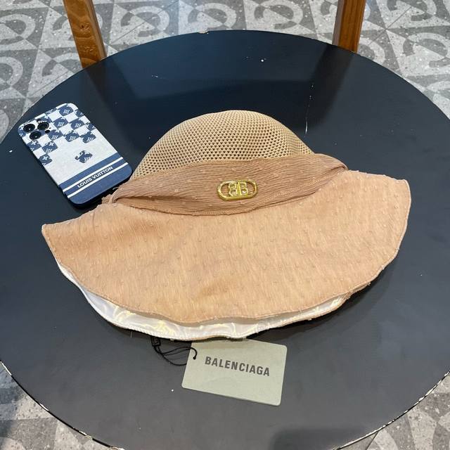 Balenciaga New Bucket Hat Full of craftsmanship, fabric, and design Ddd
