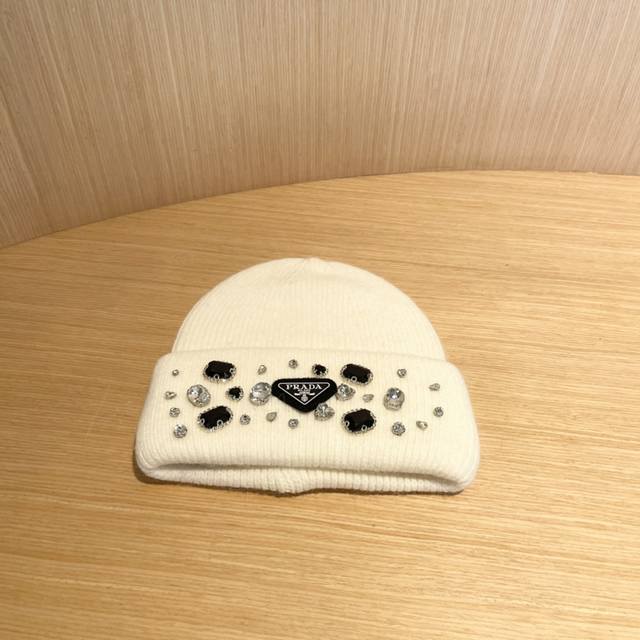 Prada Fall/Winter New Diamond Knit Beanie, a must-have for winter outings from a
