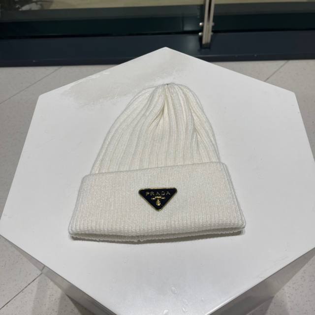Prada Fall/Winter Boutique Knitted Beanie, super popular, top-quality, and incre