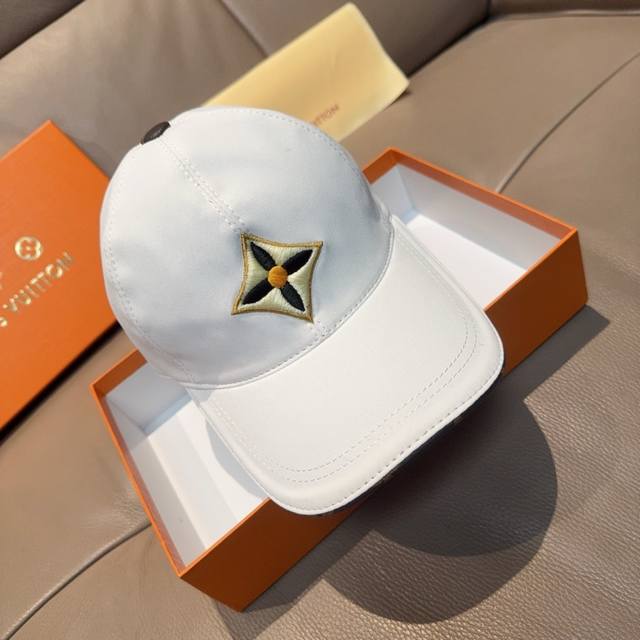 New Arrival! Comes with box and bag. Louis Vuitton new style baseball cap, origi