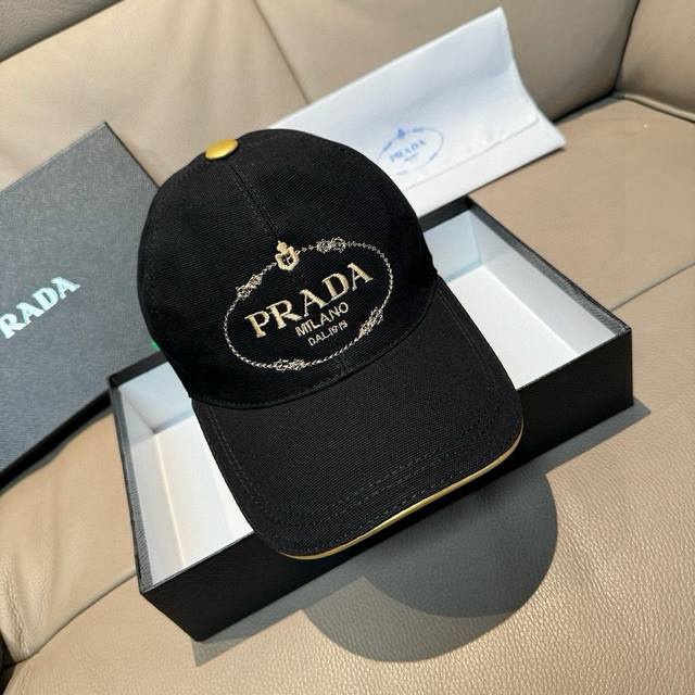 Comes with a pouch. This is a new Prada baseball cap, a genuine original design.