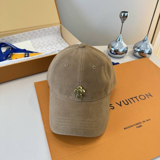 New Louis Vuitton baseball cap, high-end custom style, head circumference 57cm.