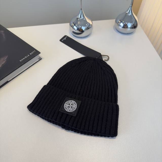 Stone Island new knitted hat, classic and versatile style.