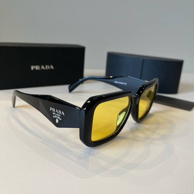 Prada Sunglasses, Prada's best-selling model, Spr17Wf, the hottest style this ye