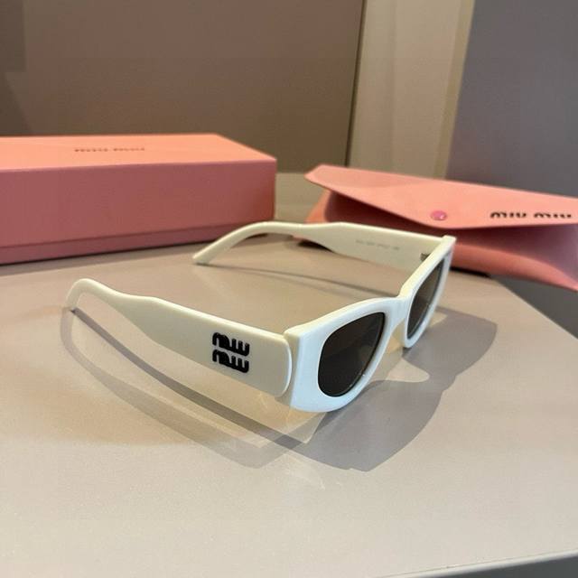 Miumiu cat-eye sunglasses, featuring an exquisite Miumiu logo, recommended by nu