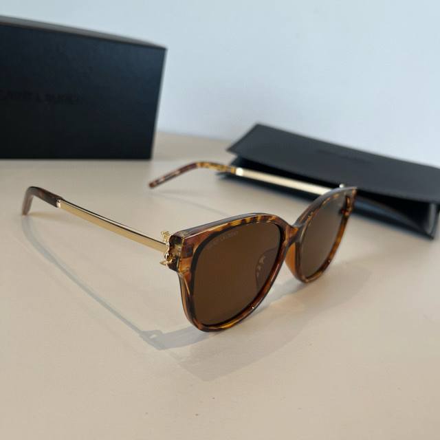 YSL Saint Laurent's new collection is here! The YSL logo on the side has a high-