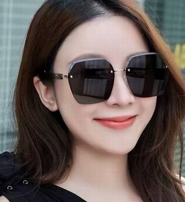 Nylon polarized Hermes frameless sunglasses with a square frame design that suit