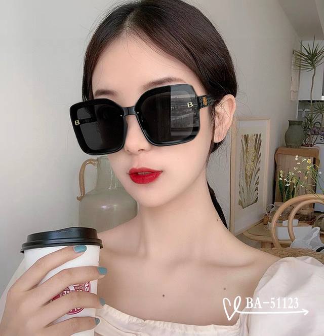 Balenciaga (Ddd). Polaroid resin lenses (Ddd). Lightweight and comfortable frame