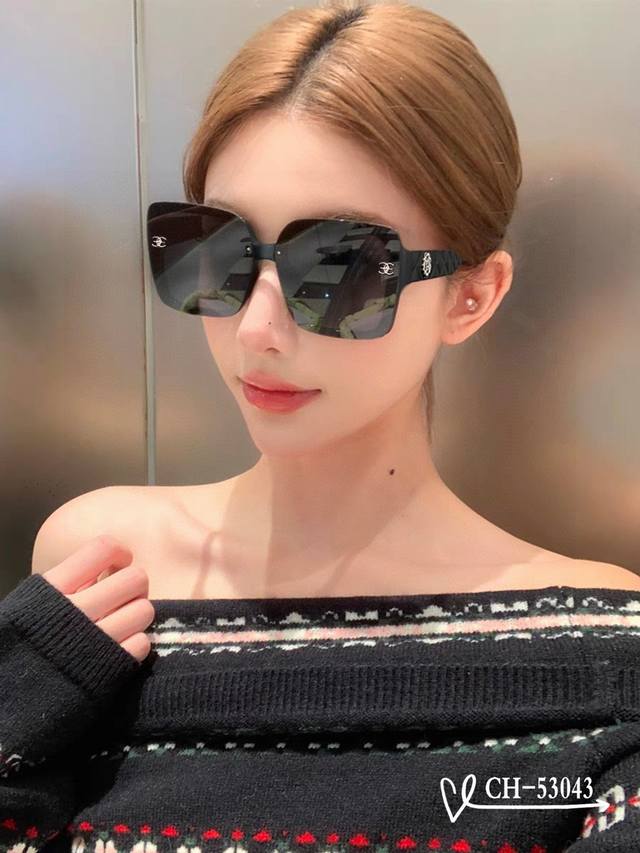 Chanel (France) - Polaroid resin high-definition lenses - Lightweight and comfor