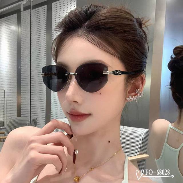 Ferragamo (Ddd). Polaroid resin polarized lenses (Ddd). Stainless steel frame -