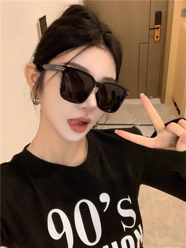 Louis Vuitto *New Large Frame Sunglasses for Men and Women, Stylish, Makes Face