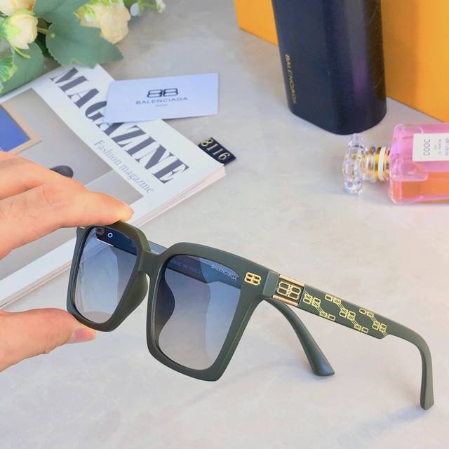 Balenciag* Stylish, high-end, UV-protective glasses for Instagram vacation photo