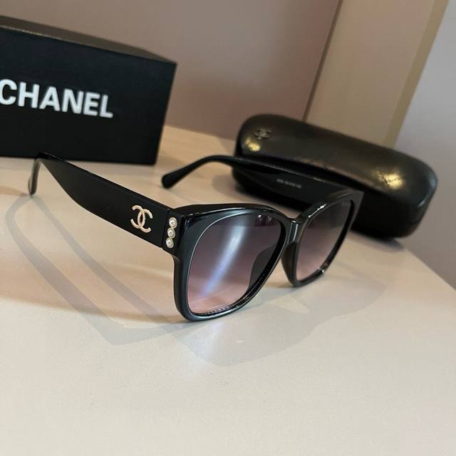 Chanel sunglasses, round-faced beauties, look here! Super flattering for chubby