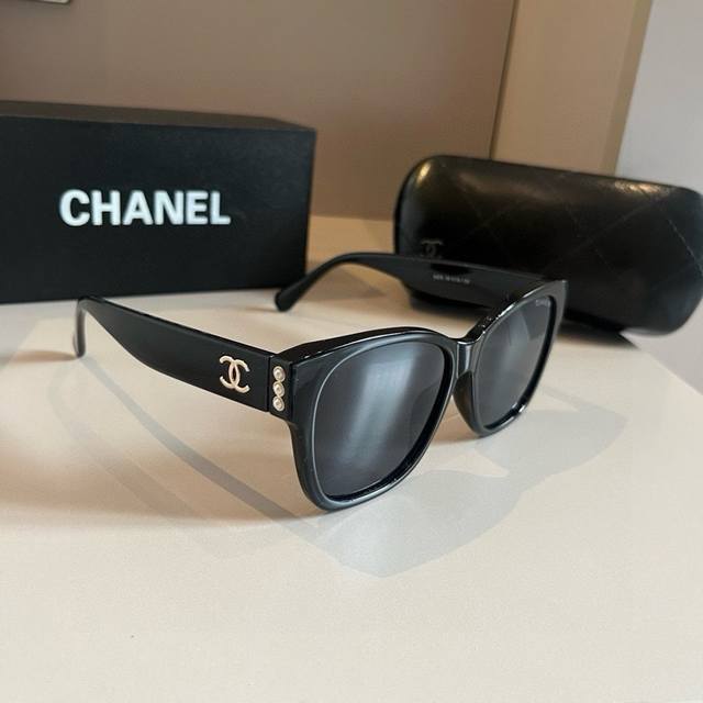 Chanel sunglasses, round-faced beauties, look here! Super flattering for chubby