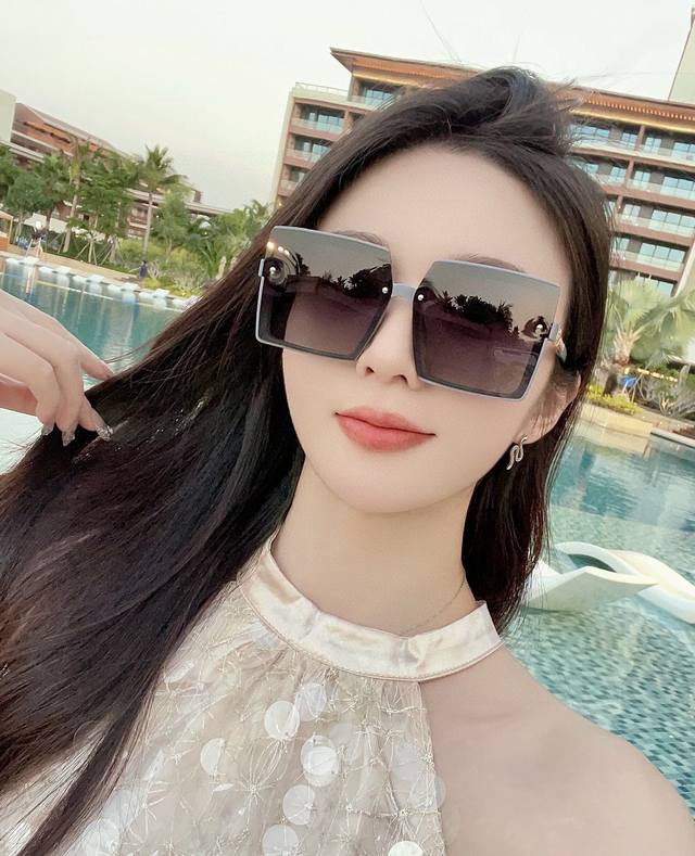 Chanel 2025 New Trendy Square Frame Sunglasses, Comfortable to Wear, Popular Sty