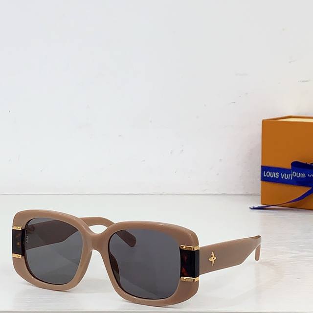 Louis Vuitto* Mod: Z2968W Size: 53 ports 18-145 Ddd