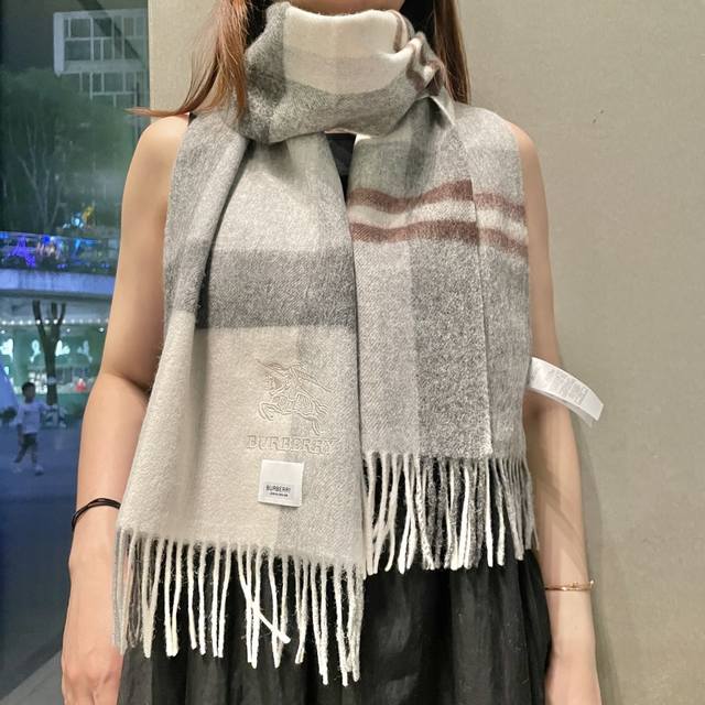 Burberry International Brand Fashionable Men's and Women's Scarves Now Available