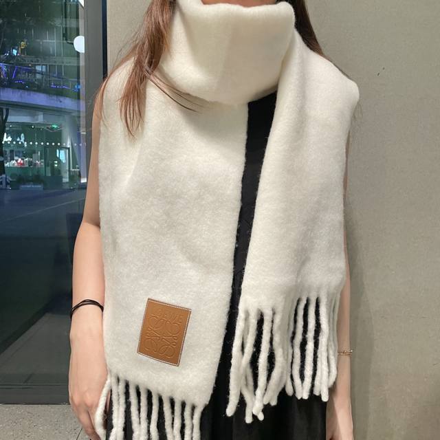 2025 Loewe's stunning new mohair scarf! Highly recommended! Excellent quality! T