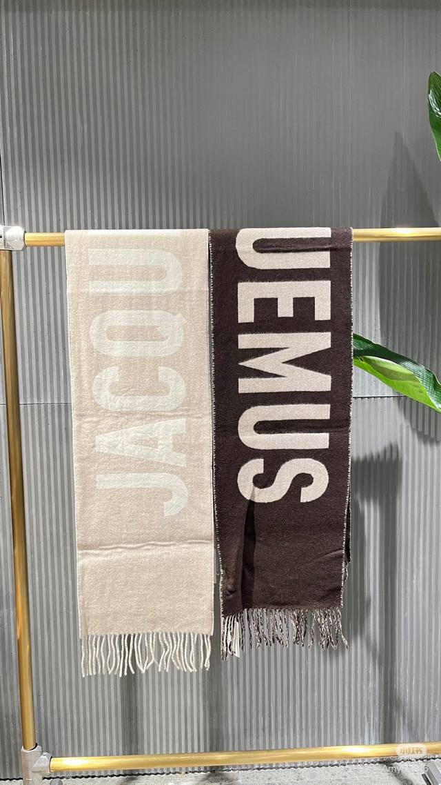 Jacquemus reversible scarf! I've been absolutely obsessed with this one this yea