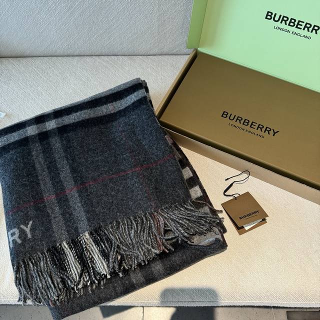 The most amazing original Burberry item ever! A classic double-sided cape. This