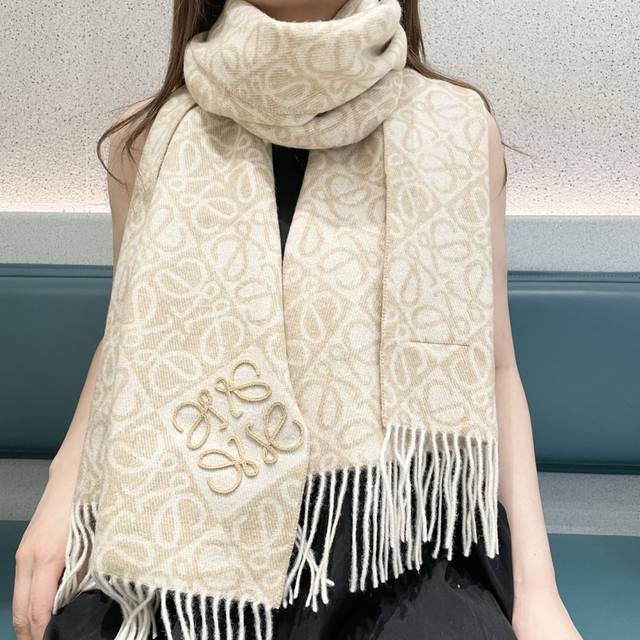 New Top-Tier Unisex Loewe Lw Striped Long Scarf. I was lucky enough to get my ha