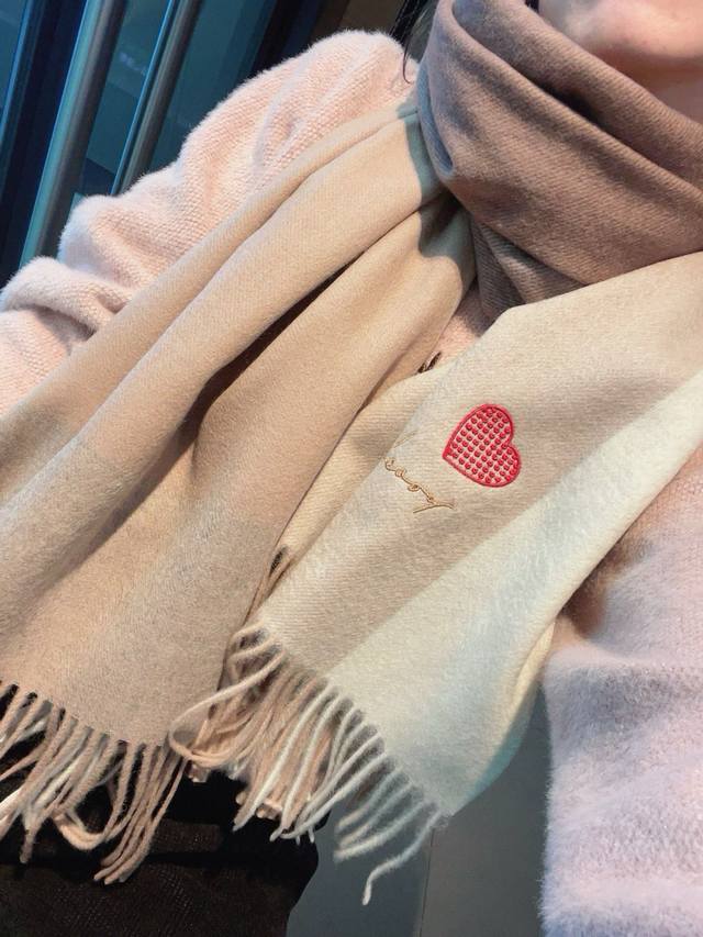 Burberry Heart-Shaped Scarf/Shawl is here! A top-tier Burberry original, royal-s