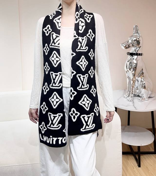 New Arrival! This LV scarf is a hot item on Xiaohongshu this year! Sizes match!