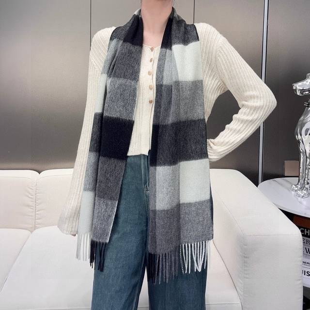 New Arrival! A rare high-end unisex scarf from Burberry this year, a truly exqui