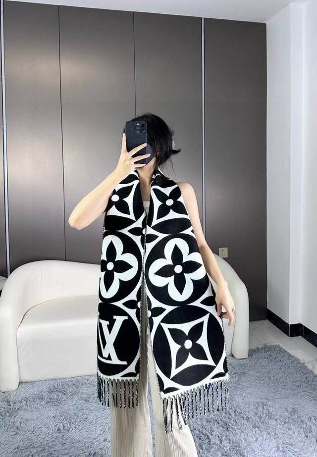 The four colors on the official website are so beautiful! The new cable knit sca