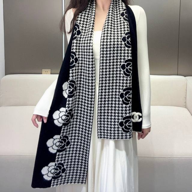 Super Heavyweight Chanel New Arrival! This super heavyweight Chanel scarf is abs
