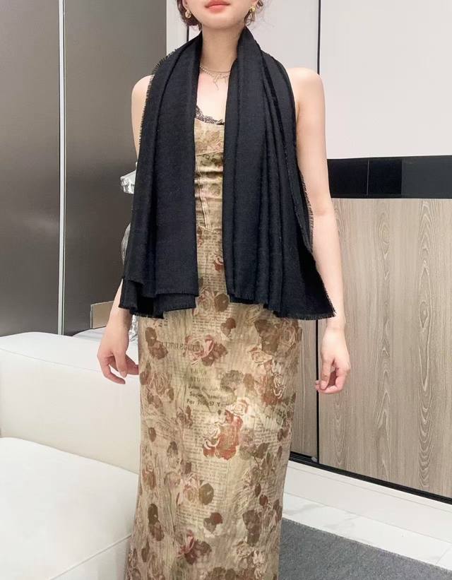 Dior's hottest item has arrived! Silver thread letter scarf, size 140. A 1:1 ori