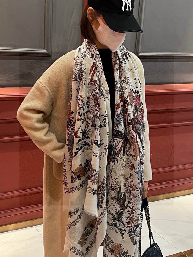 Dior boutique style with gold and silver threads~ This is a must-have! New arriv