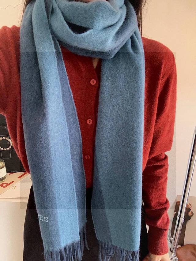 So beautiful! This Hermes couple's scarf is gorgeous, I'll scream! The latest st