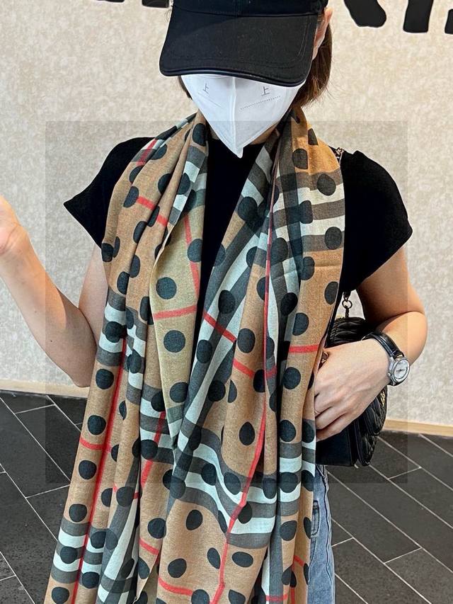 Burberry's latest collection from the official website. A versatile piece perfec