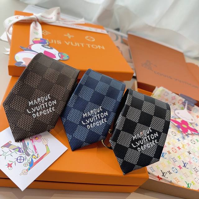 This tie is crafted from a blend of mulberry silk trim, incorporating brand elem