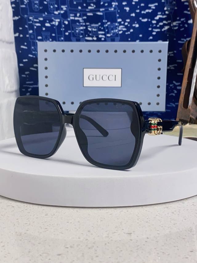 Gucci 2025 New Women's Sunglasses, Stylish Black and White, Face-Slimming, Versa