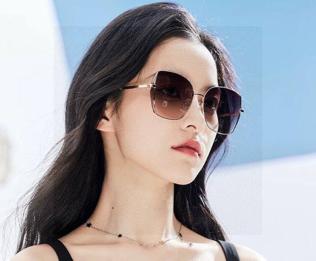 Nylon polarized Gucci frameless sunglasses. The polygonal design suits all face
