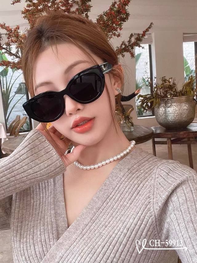 Chanel (France) - Polaroid resin high-definition lenses - Lightweight and comfor