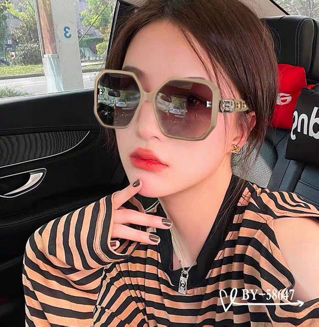 Burberry - Polaroid Resin Lenses. Lightweight and comfortable frame. Size: 61-15