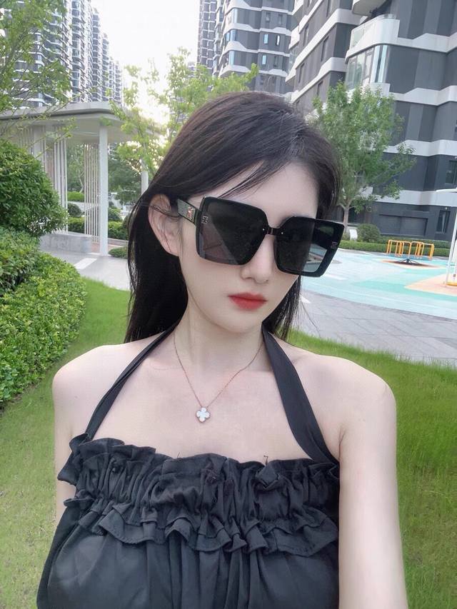 Herme* Women's Sunglasses, New Year Style, Sun Protection, Square Frame, Korean