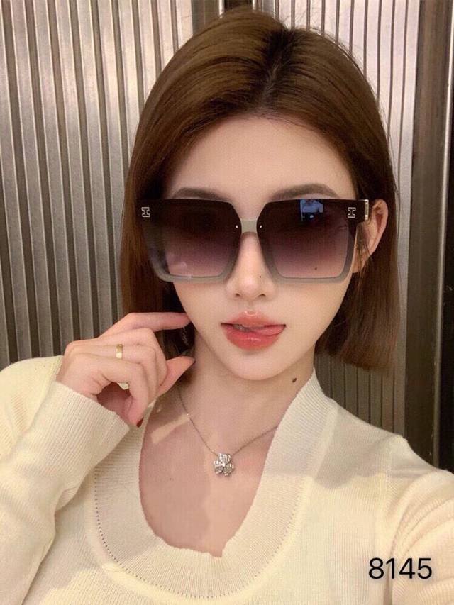 Herme* Women's Square Retro Korean Style Sunglasses, Ins High-End Feel, Makes Fa