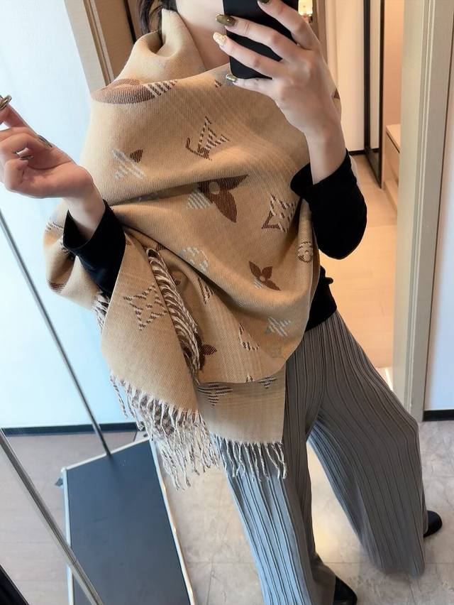 This is a double-sided gradient jacquard scarf from Louis Vuitton, featuring a c