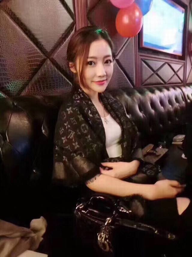 This scarf has the following three codes: color thread, counter style number, tr