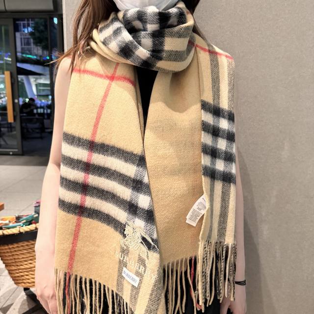 Burberry classic check, a timeless design. This BBR equestrian embroidered class