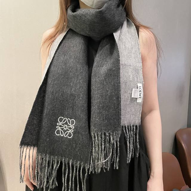 Top-quality original unisex Loewe scarf. I was lucky enough to get my hands on t