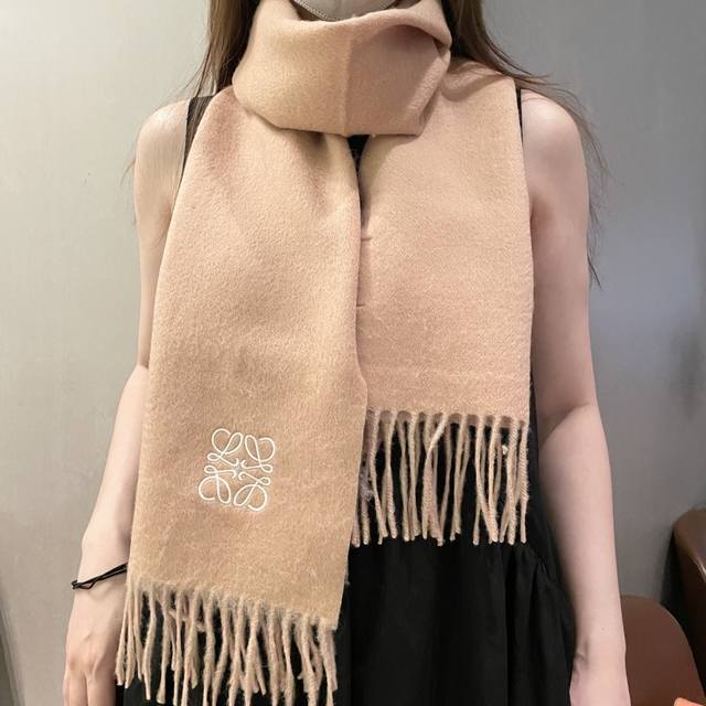 Top-quality original unisex Loewe scarf. I was lucky enough to get my hands on t