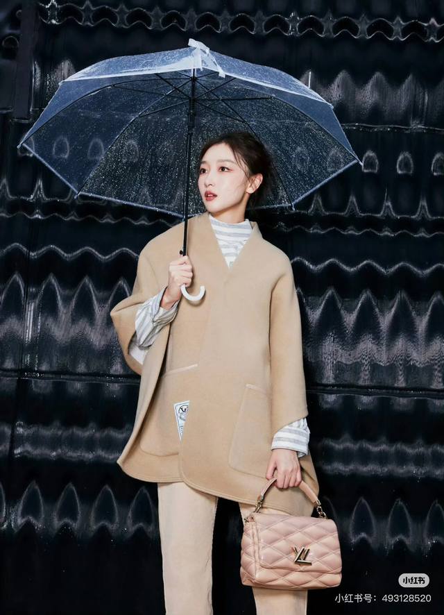 Lv Zhou Dongyu's Louis Vuitton double-sided wool and cashmere blend coat/cape is