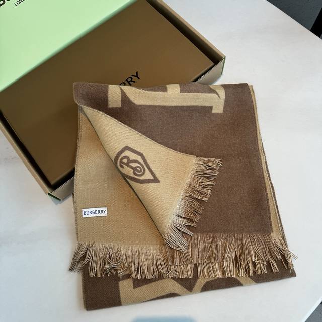 Burberry Fall/Winter Chic and Sophisticated! Unisex, incredibly versatile and st